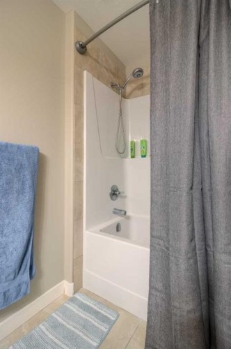 541 Aquitania Boulevard West, Lethbridge, AB - Indoor Photo Showing Bathroom