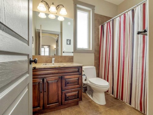 629 Southgate Boulevard South, Lethbridge, AB - Indoor Photo Showing Bathroom