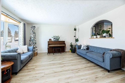 3325 42 Avenue, Red Deer, AB - Indoor Photo Showing Living Room