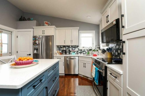 4817 7 Street, Coalhurst, AB - Indoor Photo Showing Kitchen With Upgraded Kitchen