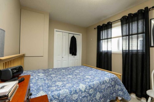 4817 7 Street, Coalhurst, AB - Indoor Photo Showing Bedroom