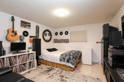 4817 7 Street, Coalhurst, AB - Indoor Photo Showing Bedroom