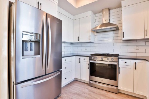 870 Greywolf Run North, Lethbridge, AB - Indoor Photo Showing Kitchen With Upgraded Kitchen