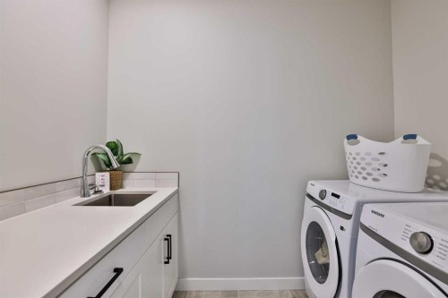 549 Riverhills Way West, Lethbridge, AB - Indoor Photo Showing Laundry Room