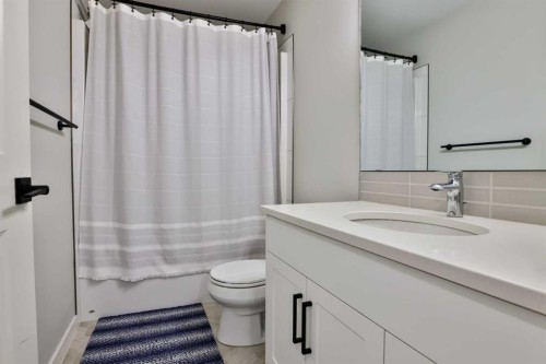 549 Riverhills Way West, Lethbridge, AB - Indoor Photo Showing Bathroom