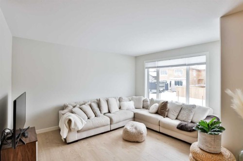 549 Riverhills Way West, Lethbridge, AB - Indoor Photo Showing Living Room
