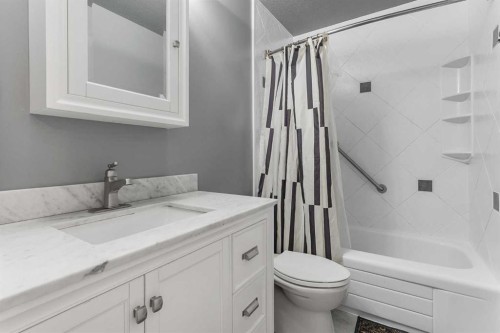 55 Chippewa Crescent West, Lethbridge, AB - Indoor Photo Showing Bathroom