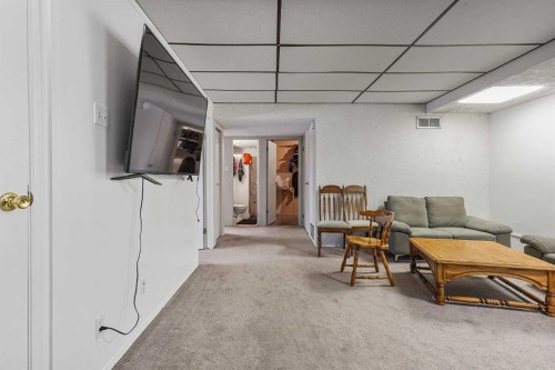 55 Chippewa Crescent West, Lethbridge, AB - Indoor