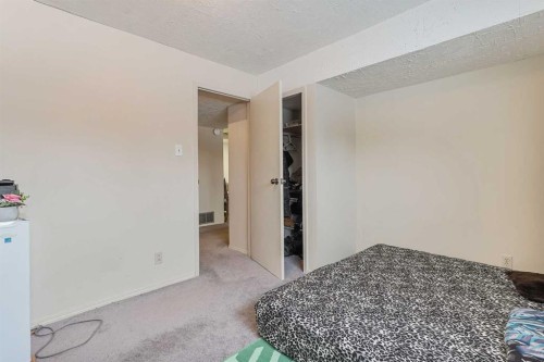 55 Chippewa Crescent West, Lethbridge, AB - Indoor Photo Showing Bedroom