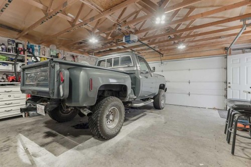 55 Chippewa Crescent West, Lethbridge, AB - Indoor Photo Showing Garage