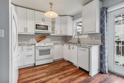 55 Chippewa Crescent West, Lethbridge, AB - Indoor Photo Showing Kitchen