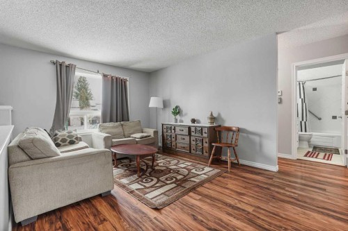 55 Chippewa Crescent West, Lethbridge, AB - Indoor Photo Showing Living Room