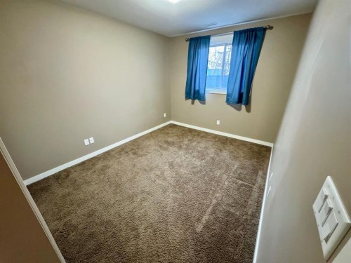 2-189 Silkstone Road West, Lethbridge, AB - Indoor Photo Showing Other Room