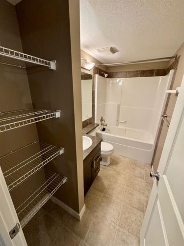 2-189 Silkstone Road West, Lethbridge, AB - Indoor Photo Showing Bathroom