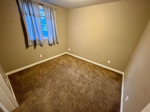 2-189 Silkstone Road West, Lethbridge, AB - Indoor Photo Showing Other Room