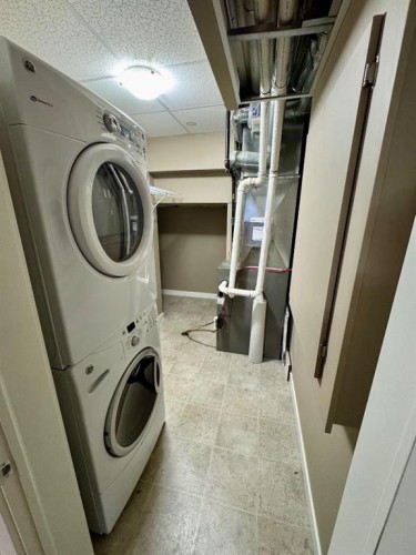 2-189 Silkstone Road West, Lethbridge, AB - Indoor Photo Showing Laundry Room