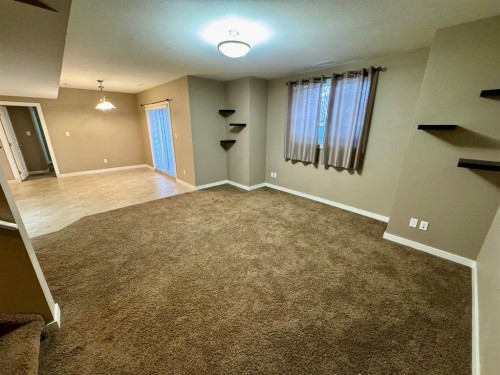 2-189 Silkstone Road West, Lethbridge, AB - Indoor Photo Showing Other Room