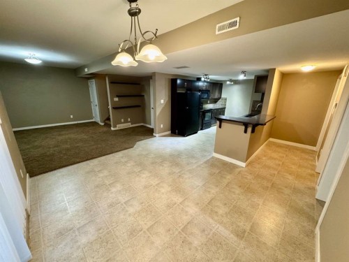 2-189 Silkstone Road West, Lethbridge, AB - Indoor Photo Showing Other Room