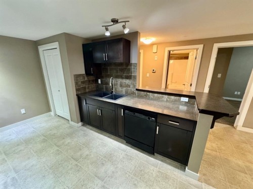 2-189 Silkstone Road West, Lethbridge, AB - Indoor Photo Showing Kitchen With Double Sink