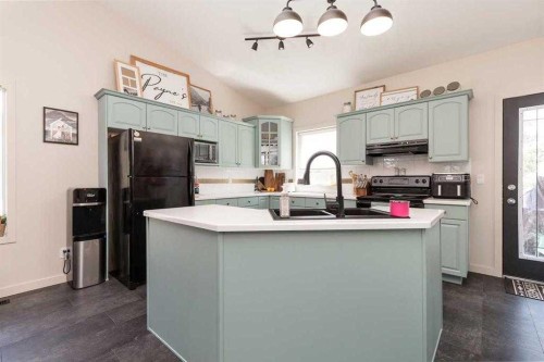 195 Cowichan Court West, Lethbridge, AB 