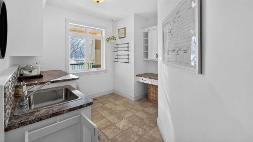 305 Lyndon Road, Fort Macleod, AB - Indoor Photo Showing Kitchen