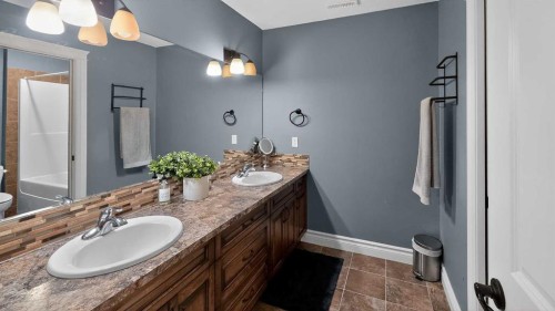 305 Lyndon Road, Fort Macleod, AB - Indoor Photo Showing Bathroom