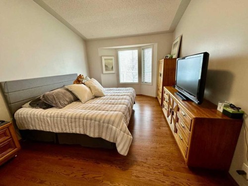 211 Canyon Boulevard West, Lethbridge, AB - Indoor Photo Showing Bedroom