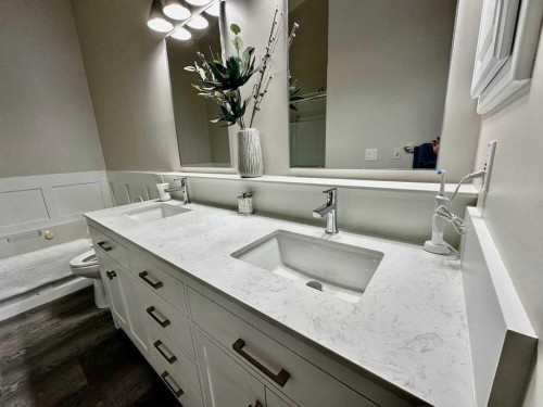 211 Canyon Boulevard West, Lethbridge, AB - Indoor Photo Showing Bathroom