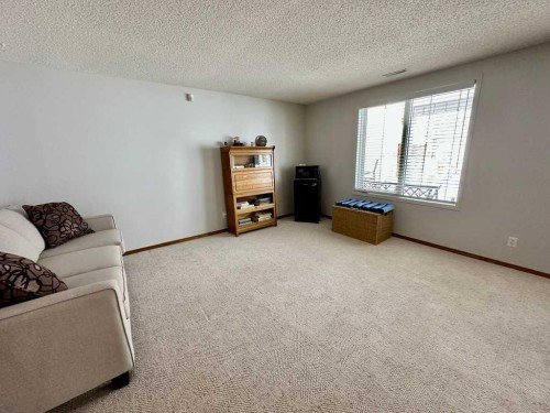 211 Canyon Boulevard West, Lethbridge, AB - Indoor