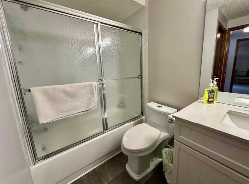 211 Canyon Boulevard West, Lethbridge, AB - Indoor Photo Showing Bathroom