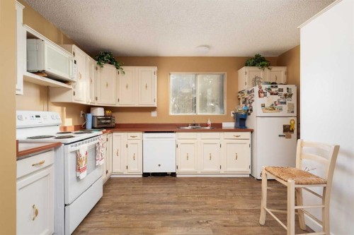 78 Pensacola Court West, Lethbridge, AB - Indoor Photo Showing Kitchen With Double Sink