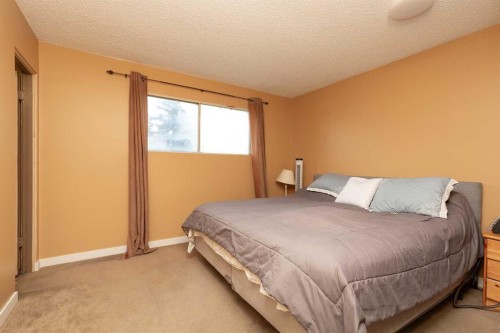 78 Pensacola Court West, Lethbridge, AB - Indoor Photo Showing Bedroom