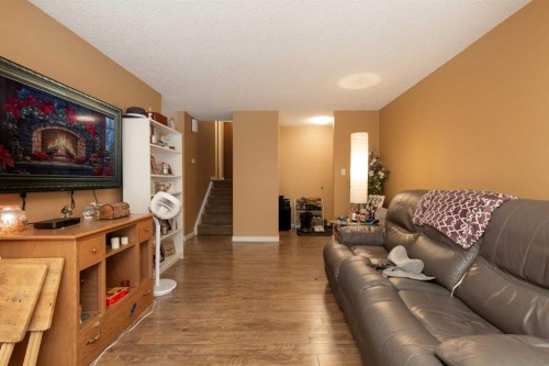 78 Pensacola Court West, Lethbridge, AB - Indoor Photo Showing Living Room