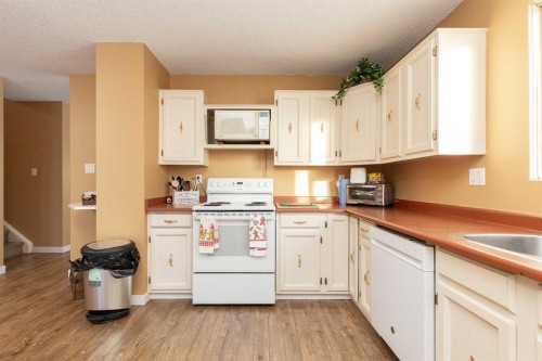 78 Pensacola Court West, Lethbridge, AB - Indoor Photo Showing Kitchen