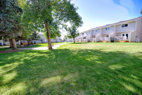 6-55 Lemoyne Crescent West, Lethbridge, AB - Outdoor