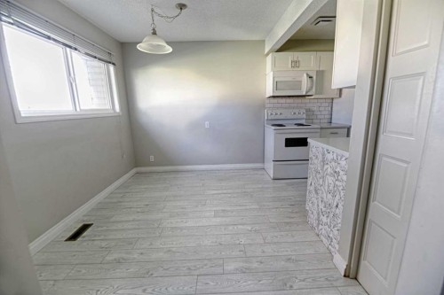 6-55 Lemoyne Crescent West, Lethbridge, AB - Indoor Photo Showing Kitchen