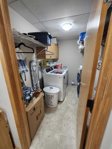 225-2020 32 Street South, Lethbridge, AB - Indoor Photo Showing Other Room