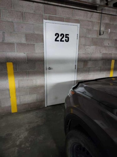 225-2020 32 Street South, Lethbridge, AB - Indoor Photo Showing Garage