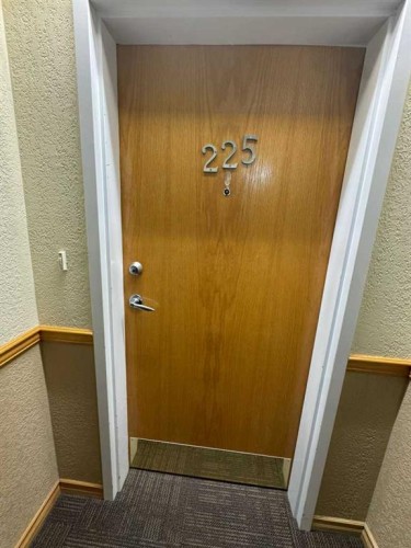 225-2020 32 Street South, Lethbridge, AB - Indoor Photo Showing Other Room