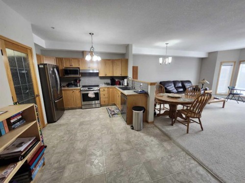 225-2020 32 Street South, Lethbridge, AB - Indoor Photo Showing Kitchen