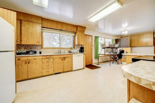 432 2 Avenue Ne, Milk River, AB - Indoor Photo Showing Kitchen