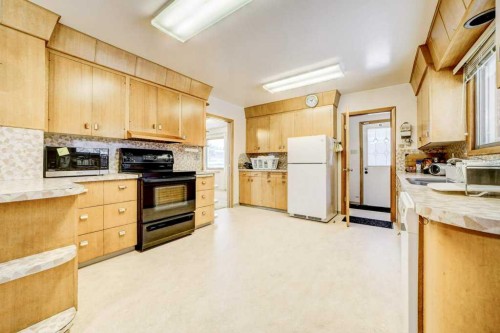 432 2 Avenue Ne, Milk River, AB - Indoor Photo Showing Kitchen