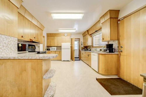 432 2 Avenue Ne, Milk River, AB - Indoor Photo Showing Kitchen