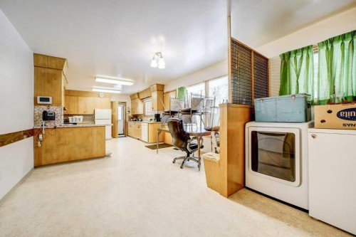 432 2 Avenue Ne, Milk River, AB - Indoor Photo Showing Laundry Room