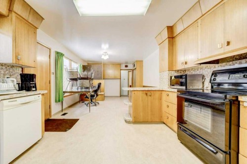 432 2 Avenue Ne, Milk River, AB - Indoor Photo Showing Kitchen