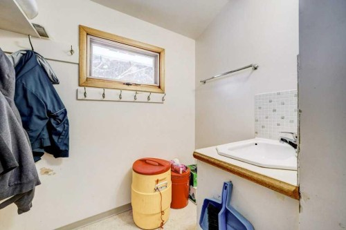 432 2 Avenue Ne, Milk River, AB - Indoor Photo Showing Other Room