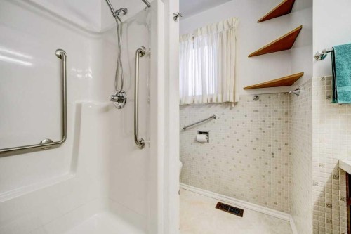432 2 Avenue Ne, Milk River, AB - Indoor Photo Showing Bathroom