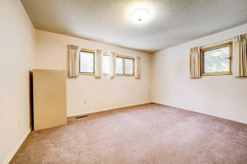 432 2 Avenue Ne, Milk River, AB - Indoor Photo Showing Other Room