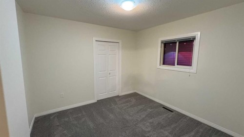 608 2 Street West, Bow Island, AB - Indoor Photo Showing Other Room