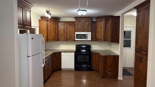 608 2 Street West, Bow Island, AB - Indoor Photo Showing Kitchen